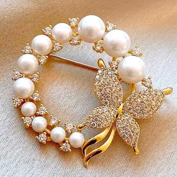 NEW Pearl & Rhinestone Brooch Pin Lapel Circle Ring Butterfly Wreath GIFT - Picture 1 of 3